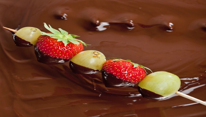 Espetinho de frutas com chocolate. 