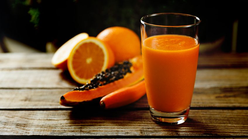 Vitamina de banana com mamo e laranja