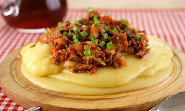 Polenta com carne moda