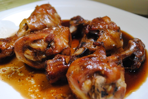 Frango com creme de cebola e cerveja preta