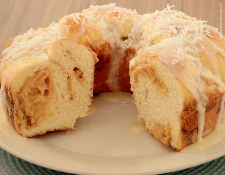 Rosca de coco com doce de leite