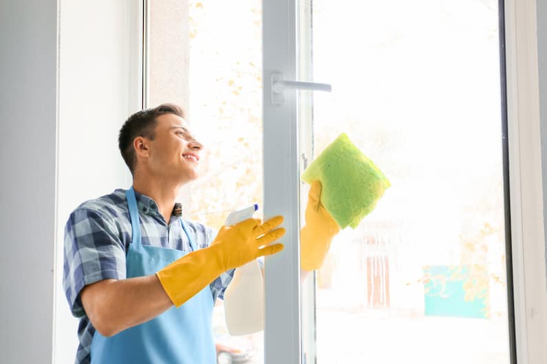 8 dicas para não errar na limpeza de portas e janelas