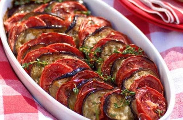 SALADA DE BERINJELA, PIMENTO e TOMATE